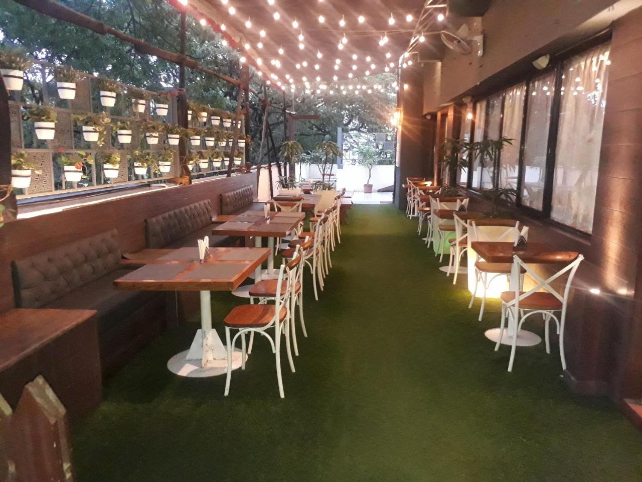Hotel Utsav Deluxe 푸네 외부 사진